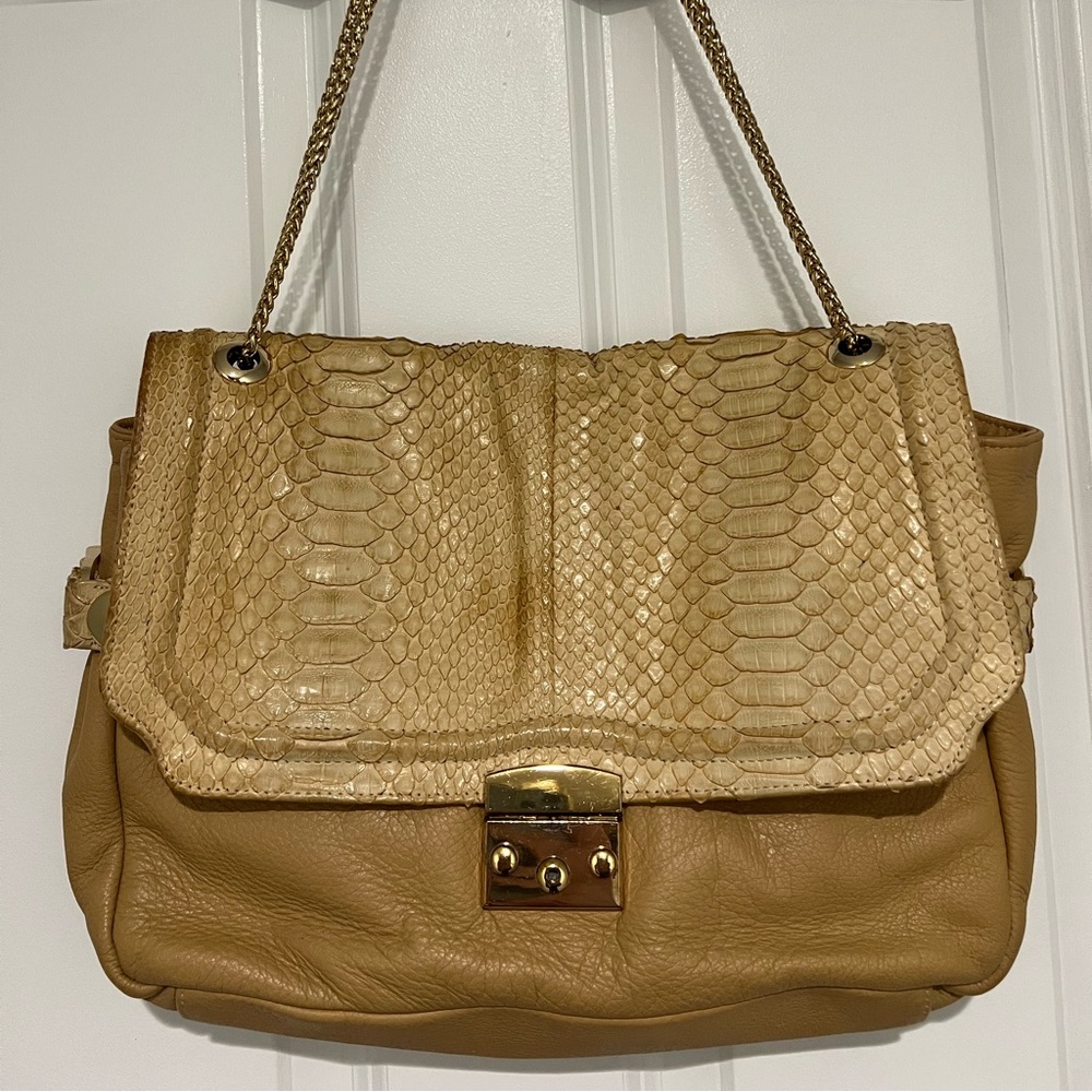 Be & D tan handbag with gold chain strap
